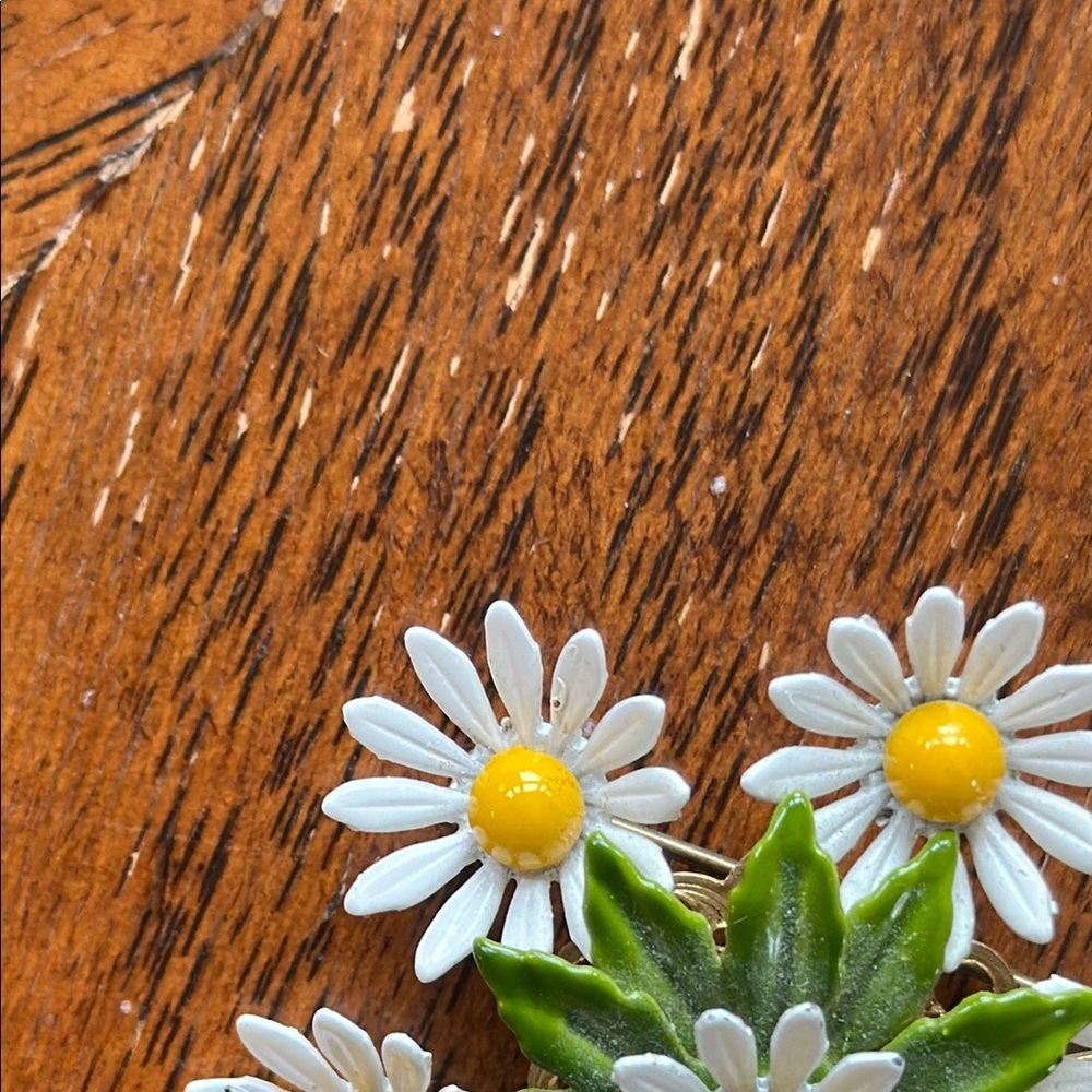 Vintage Daisy Pin - Picture 6 of 6